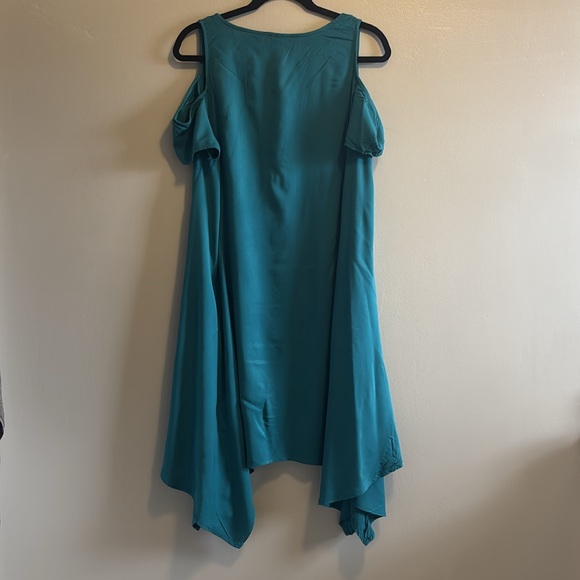 Torrid Mini Challis Turquoise Cold Shoulder Handkerchief Hem Dress, Size 1x - Picture 4 of 10